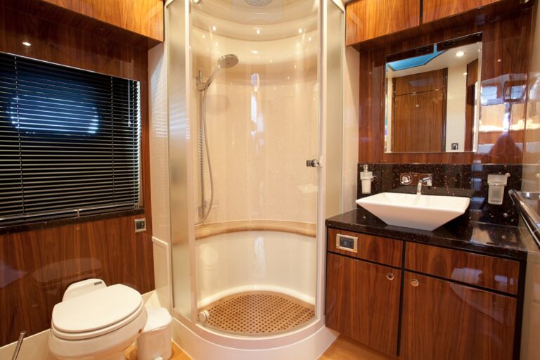 Failrline Squadron 78 XKE -  Master Bathroom