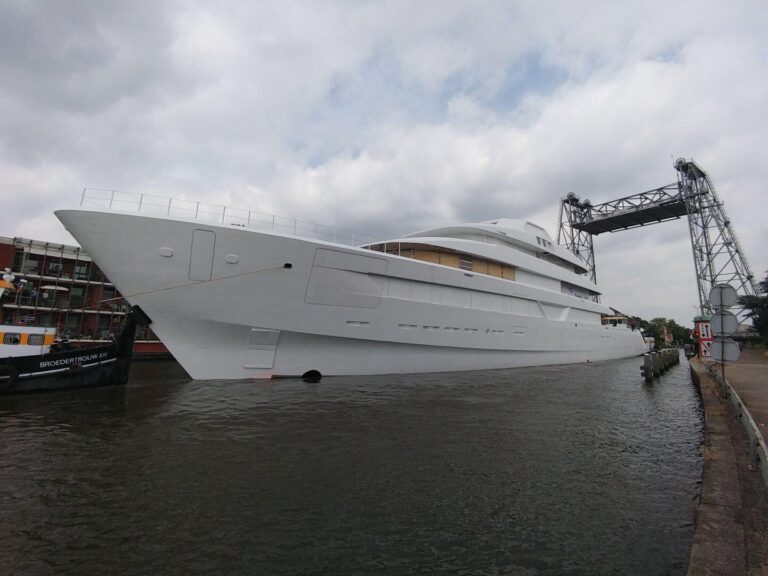 Feadship Hull 700 transportation:technical launch. Photo credit Gerrit Bouma: Dutch Yachting