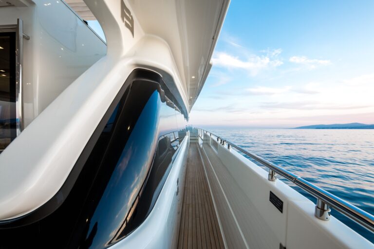 Ferretti 96 JAG B - Side deck