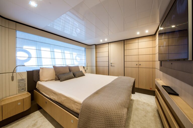 Ferretti 96 JAG B - VIP cabin