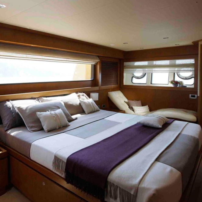 Ferretti Altura 840 Motor Yacht - Master Cabin