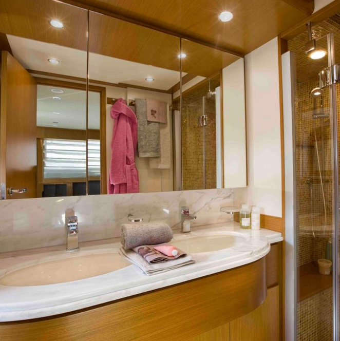 Ferretti Altura 840 Motor Yacht Master Head