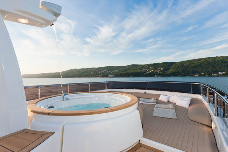 Ferretti Custom Line Navetta 33 ZIACANAIA Yacht - Flybridge