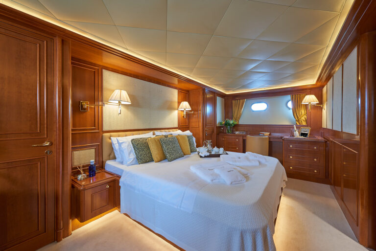 Ferretti Motor Yacht IMAGINE - Master cabin