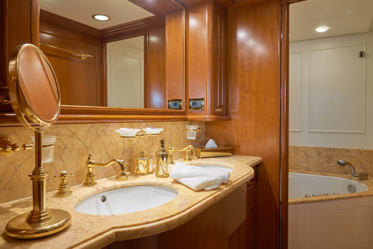 Ferretti Motor Yacht IMAGINE - Master ensuite