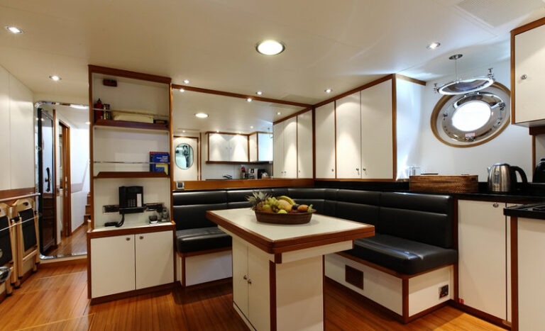Fivea Yacht - Galley