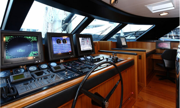 Fivea Yacht - Wheelhouse