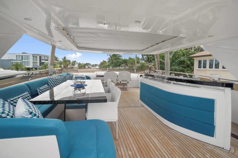 Flybridge Deck With Bar