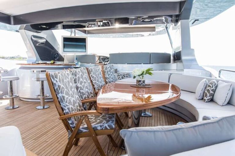 Flybridge Dining - Sun Deck