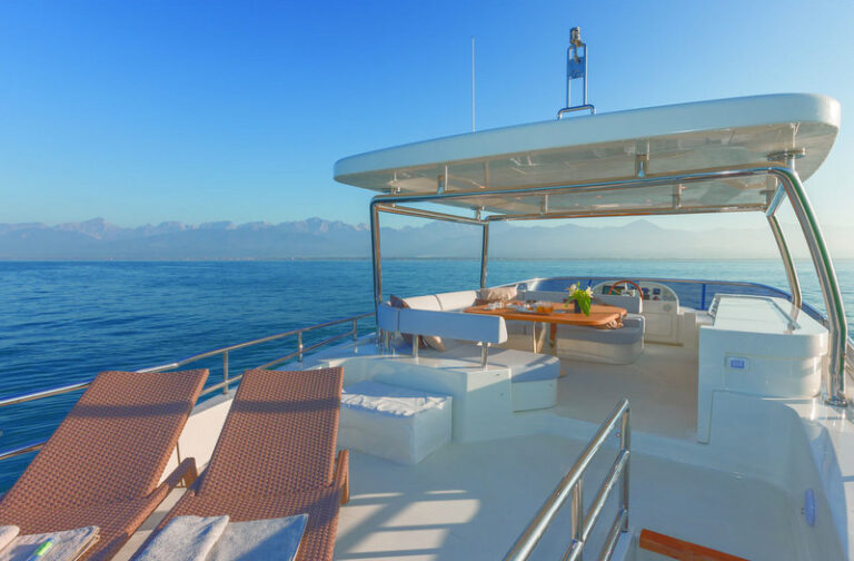 Flybridge motor yacht Magellano 077