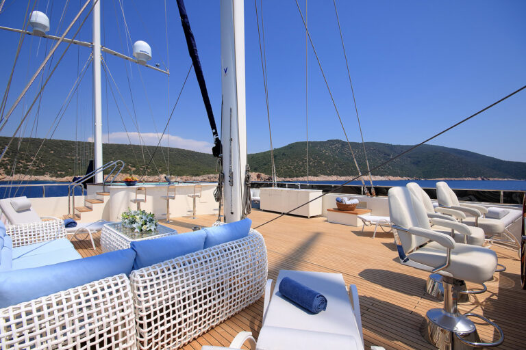 Flybridge With Seating Area And Jacuzzi