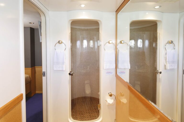 Flying Fish Queen Twin Stateroom Ensuite