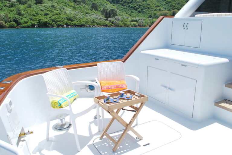 GILAINE O - Aft deck sunning