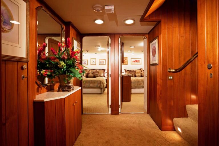 GOLDEN COMPASS -  Guest Foyer