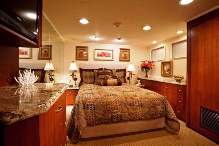 GOLDEN COMPASS -  Guest Port Aft
