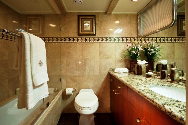 GOLDEN COMPASS -  Guest Stb Aft Bathroom