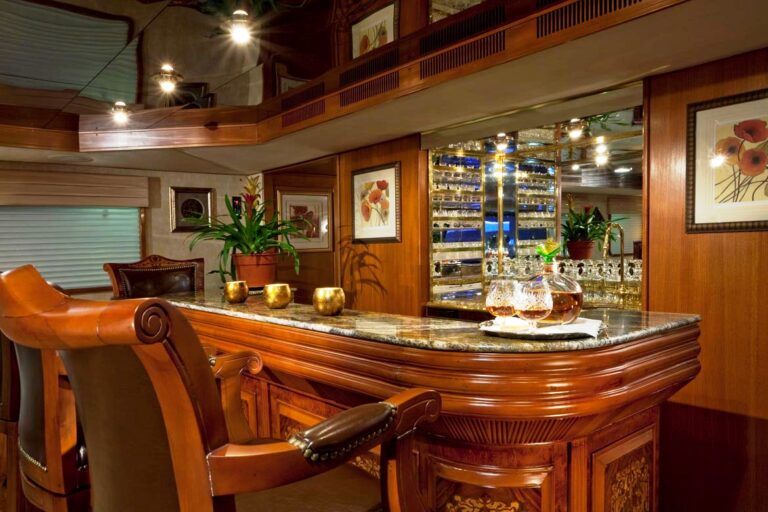 GOLDEN COMPASS -  Main salon Bar
