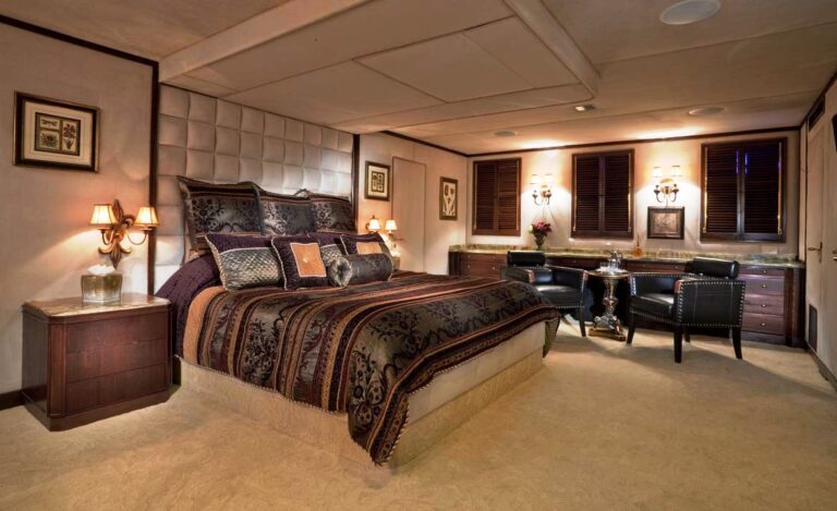 GOLDEN COMPASS -  Master Stateroom
