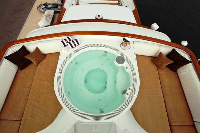 GOLDEN COMPASS -  Spa Pool
