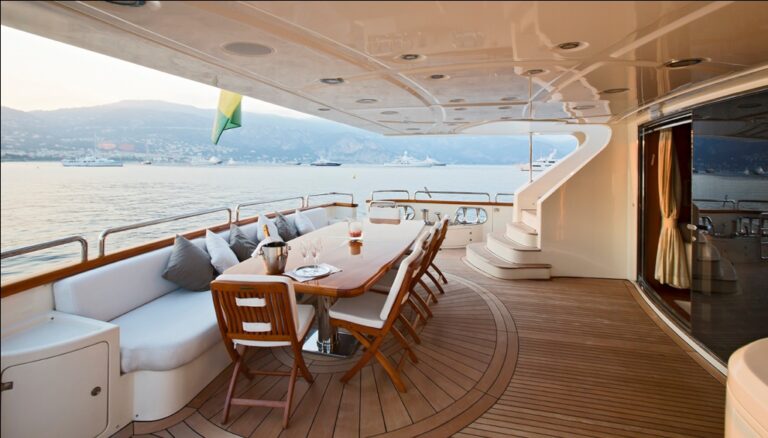GRANDE - Aft deck alfresco dining