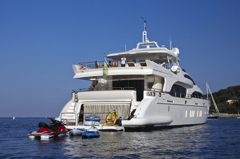 GRANDE - Stern with water toys