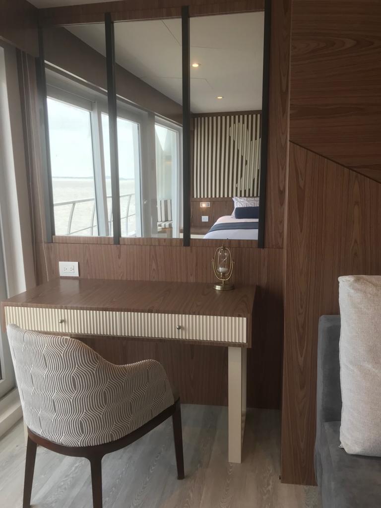 Golden Suite - Desk
