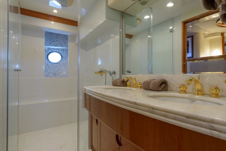 Guest Cabin - Bathroom