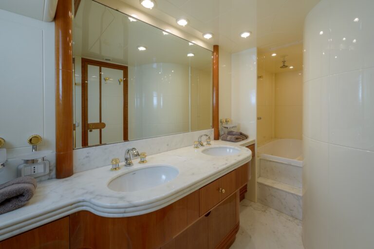 Guest Cabin - Bathroom