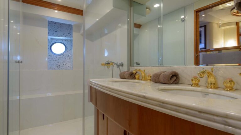 Guest Cabin - Bathroom