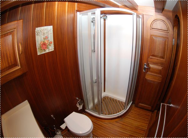 Gulet Blue Capricorn -  Shower