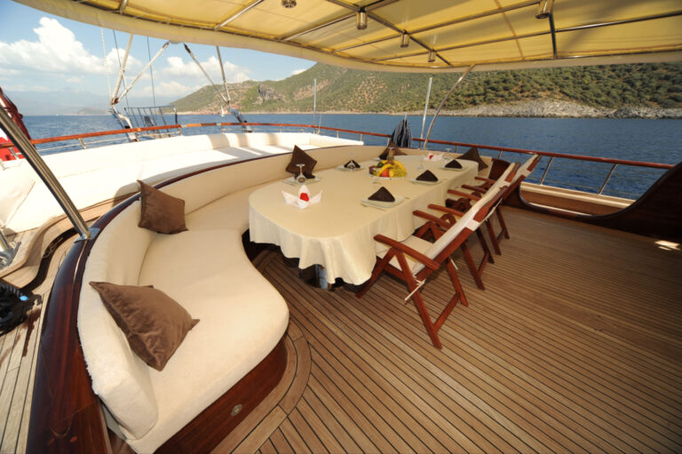 Gulet DEAR LILA - Aft Deck and Al Fresco Dining table