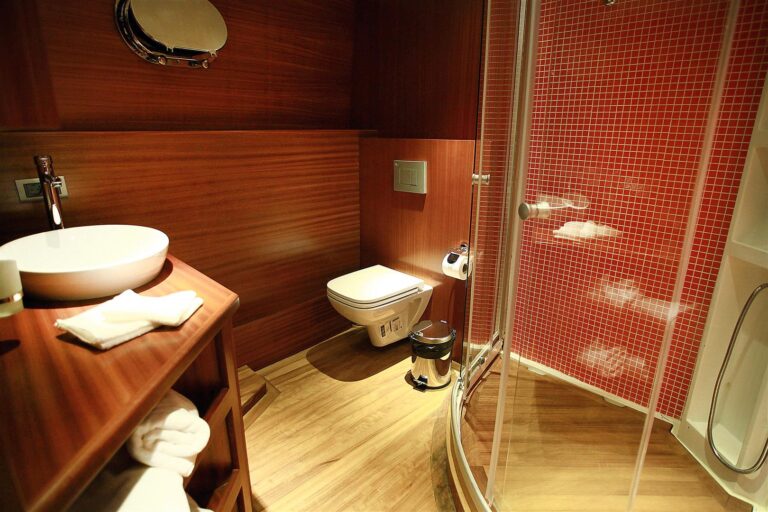 Gulet MEZCAL 2 - Ensuite Bathroom 2