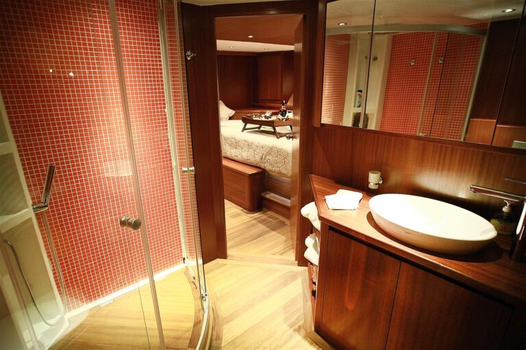 Gulet MEZCAL 2 - Ensuite Bathroom