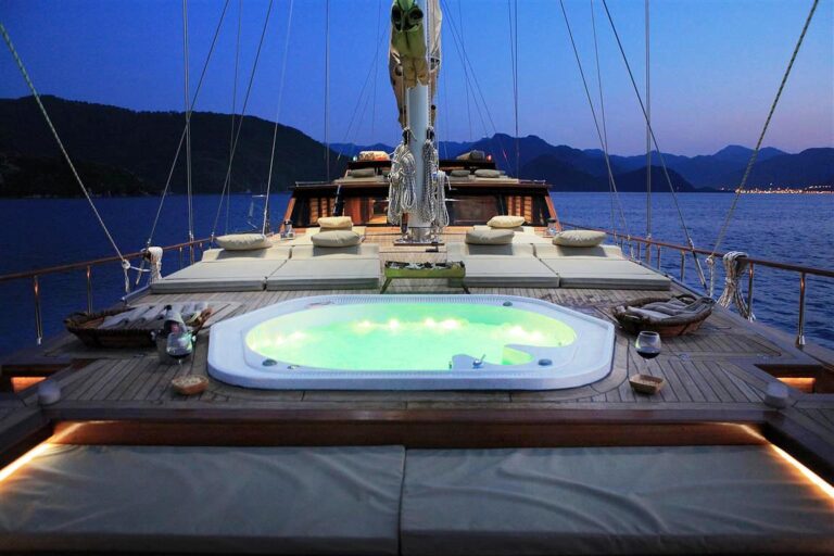 Gulet MEZCAL 2 - Spa Pool at night
