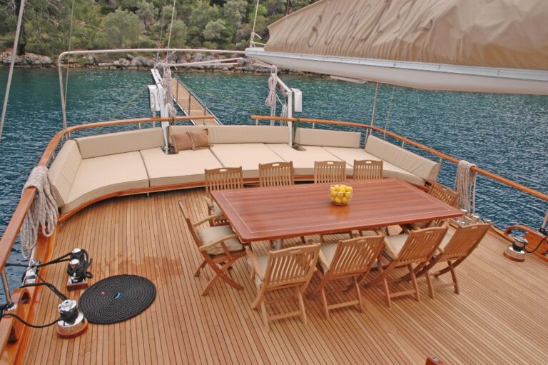 Gulet SCHATZ  -  Aft Deck Dining and Sunpads