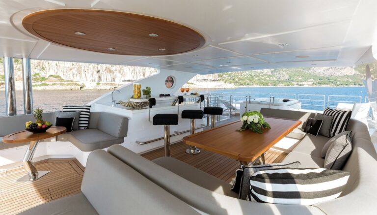 Gulf Craft Yacht ALTAVITA - Sundeck Bar