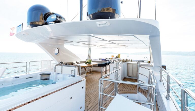 Gulf Craft Yacht ALTAVITA - Sundeck Jacuzzi