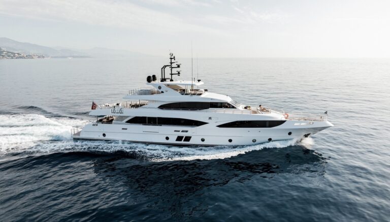 Gulf Craft Yacht ALTAVITA - Underway