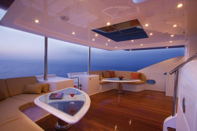 H830 Yacht - Cockpit