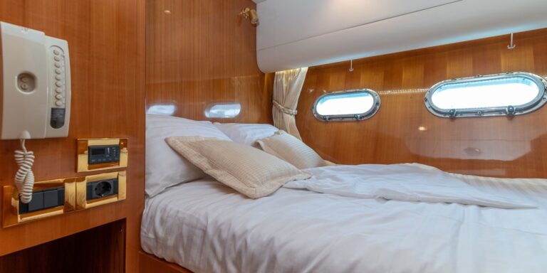 Neat double cabin