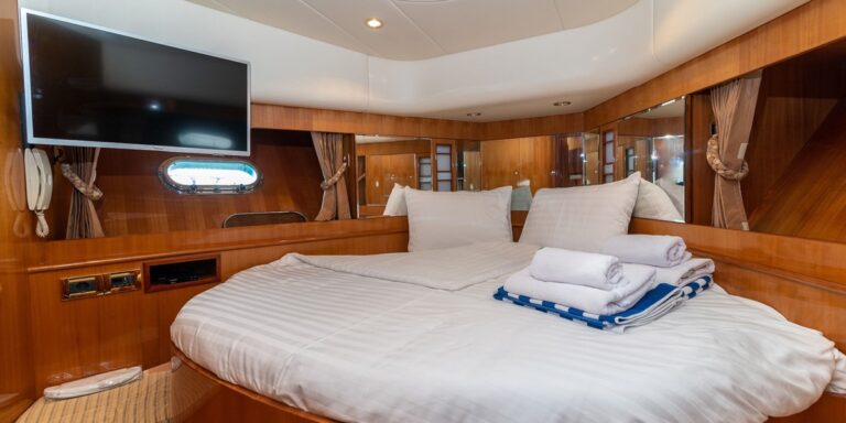 Unique double cabin