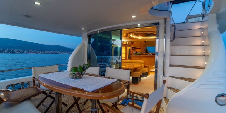 Aft deck with access to salon