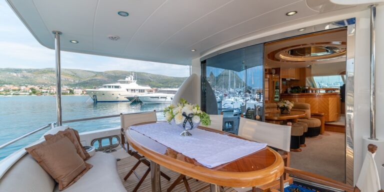 Aft deck al fresco dining