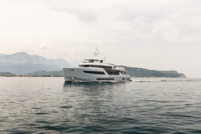 HEEUS By Bering Yachts