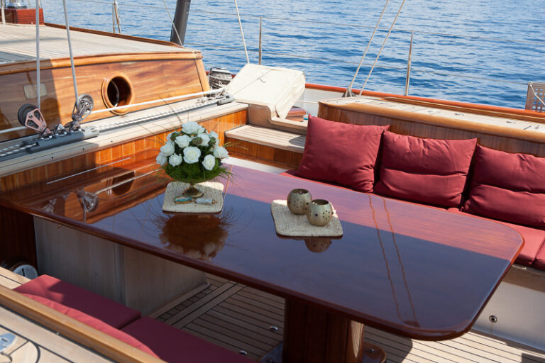 HELIYACHTS 115 - Alfresco dining