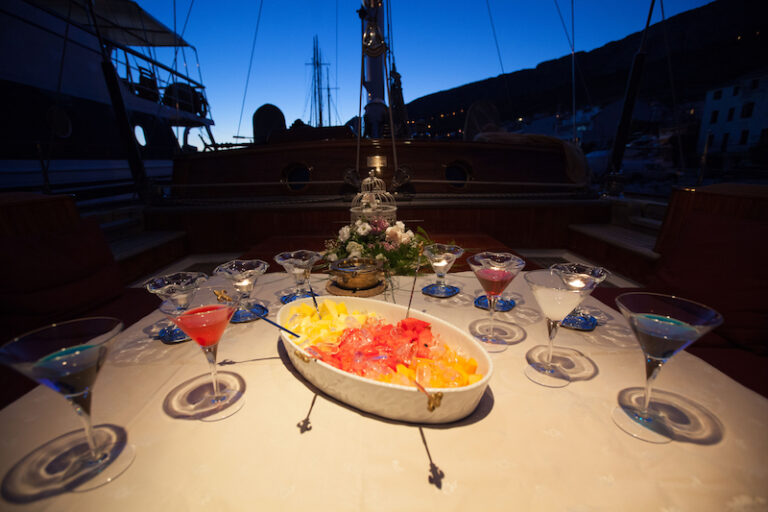 HELIYACHTS 115 - By night