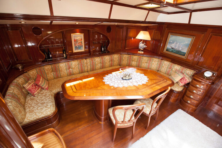 HELIYACHTS 115 - Formal salon dining