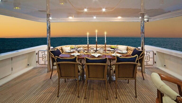 HIGH COTTON - Aft Deck Dining
