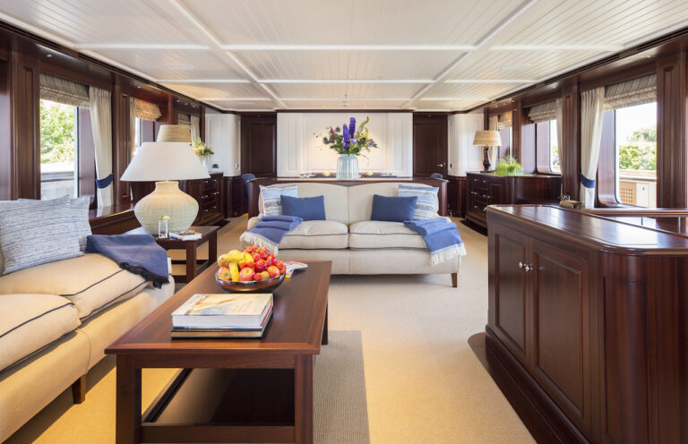 Hakvoort My Soprano main deck salon with bar