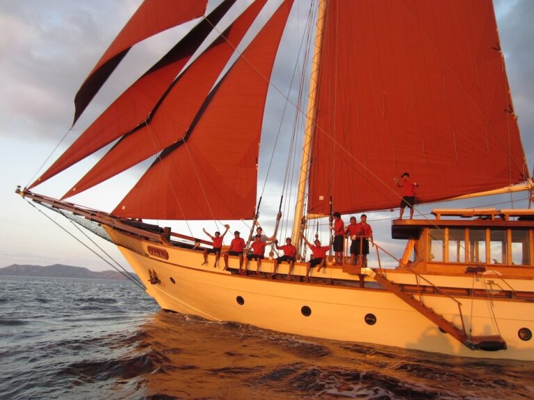 Happy Crew On SI DATU BUA